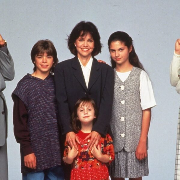 Mrs. Doubtfire's Child Stars Reunite in New Photo, Lisa Jakub Recalls Robin Williams' Attempts to Rectify One Problem Caused by Filming