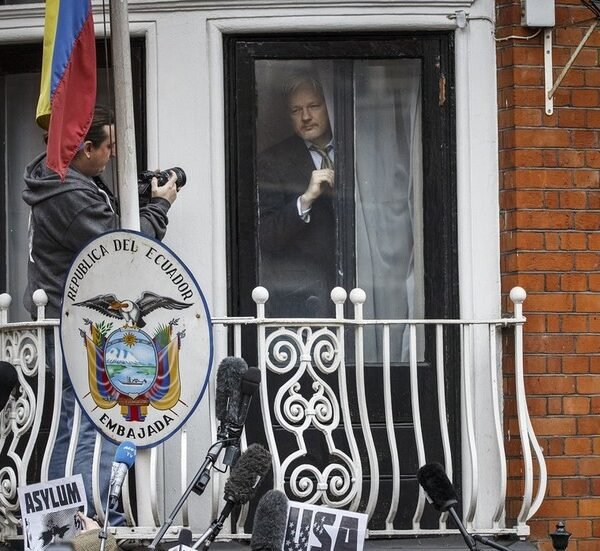 Assange ‘buried alive’ for telling the truth – ex-Ecuadorian president to RT — RT World News