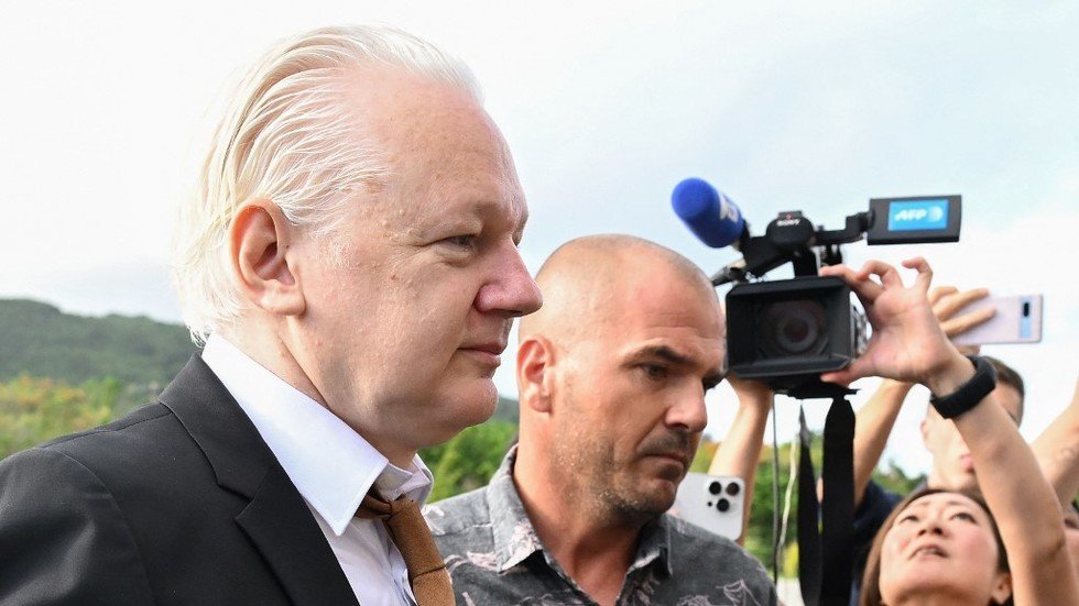 Assange pleads guilty to espionage — RT World News