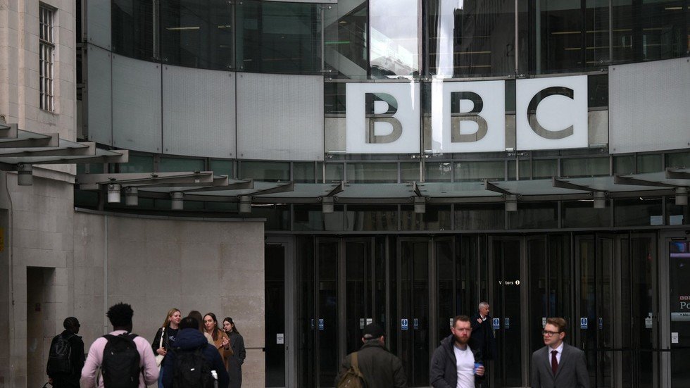 BBC criticized over ‘bizarre’ voting question — RT World News