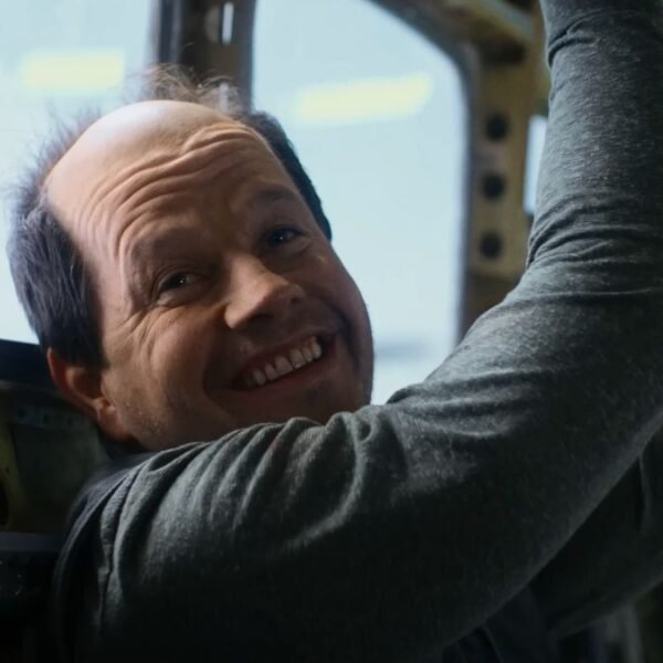 Flight Risk Trailer Gives Mark Wahlberg A Ridiculous Accent And A Really Wild Twist, So Of Course I Have To See It ASAP