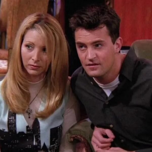 Phoebe and Chandler (Lisa Kudrow and Matthew Perry) in Friends on a couch together, Season 2, Episode 10 