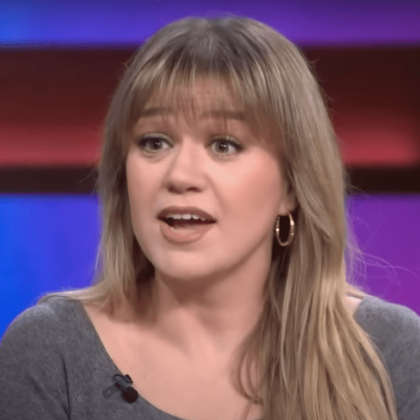kelly clarkson in a grey outfit on her daytime talk show