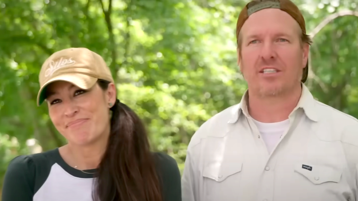 chip and joanna gaines on fixer upper: the lakehouse