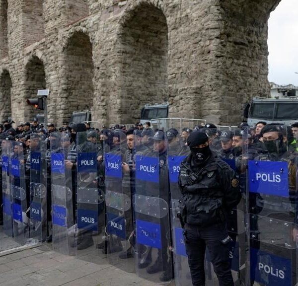 Turkish police arrest hundreds after anti-Syrian riots in several cities