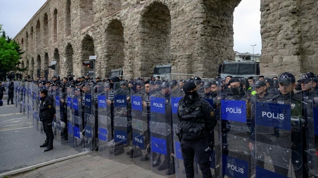 Turkish police arrest hundreds after anti-Syrian riots in several cities
