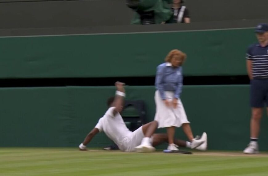 Wimbledon star two-foots line judge forcing lengthy break in play | Tennis | Sport