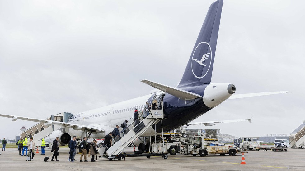 German national airline suspends night flights to Lebanon — RT World News